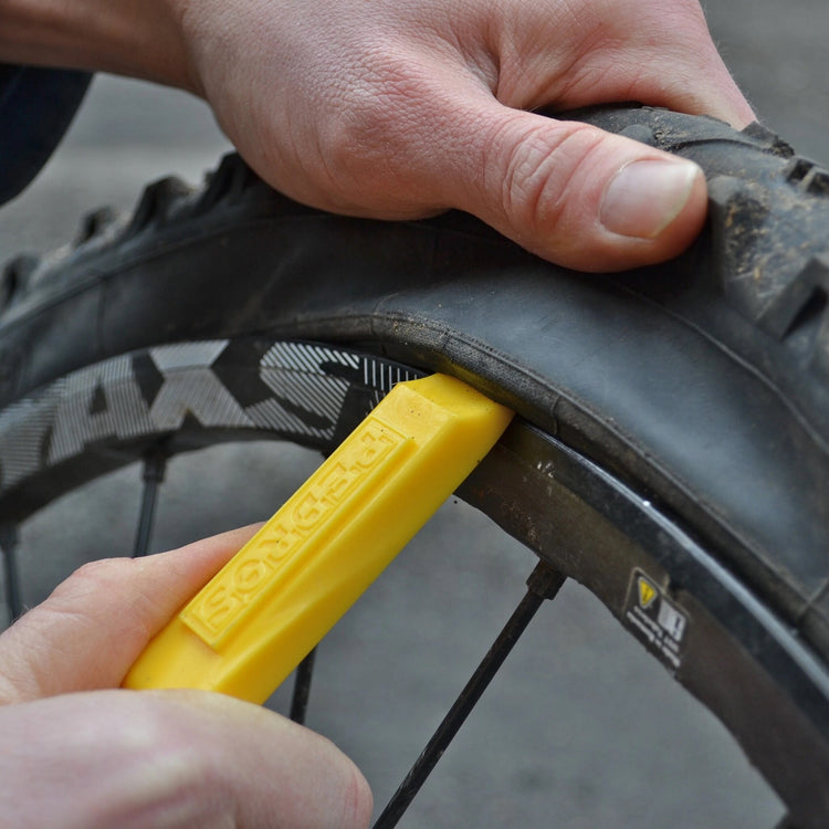 pedros_tire_levers_use_1