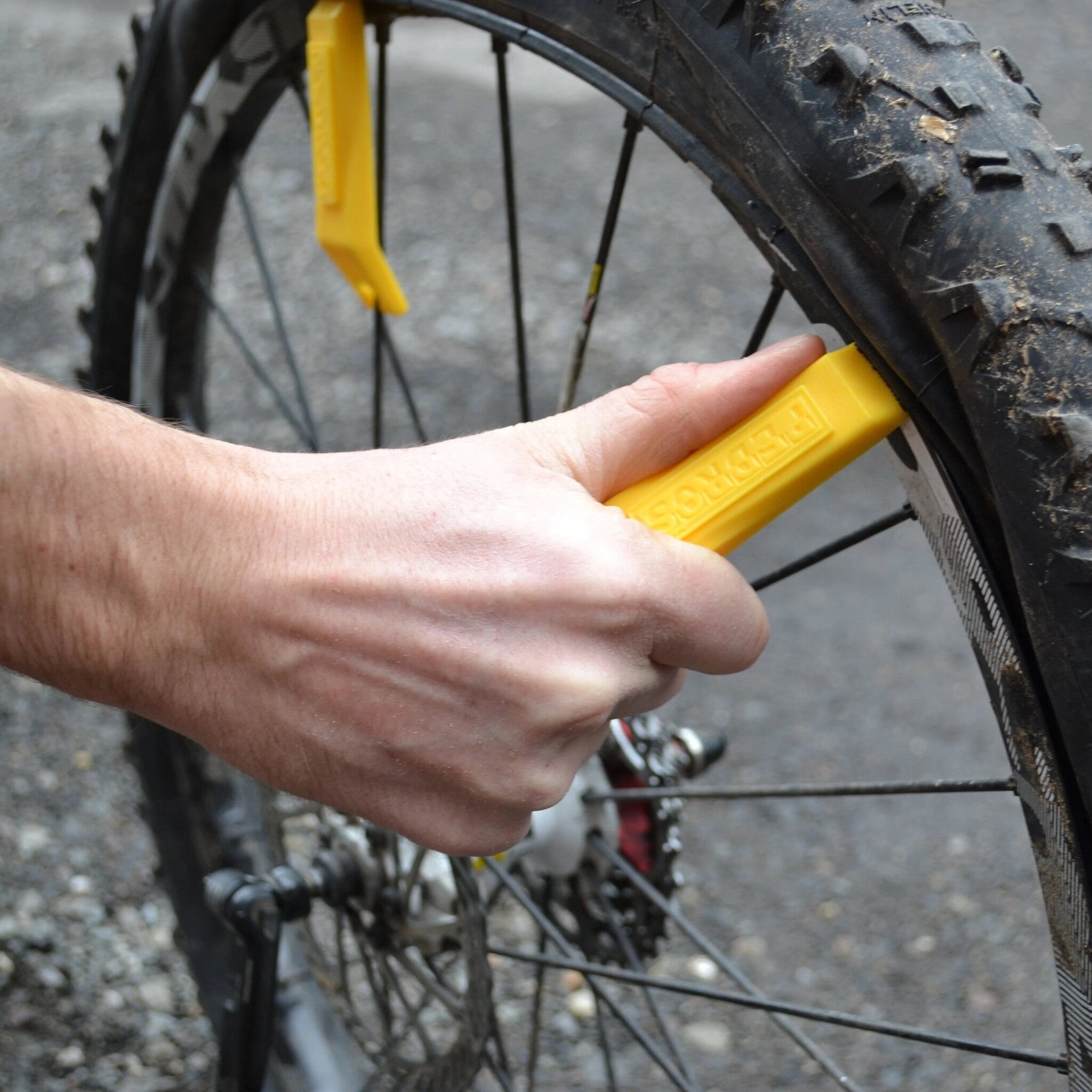 pedros_tire_levers_use_2